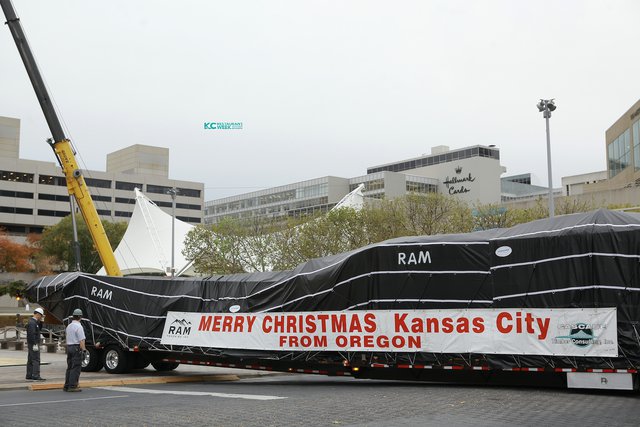 Crown Center Mayor's Christams Tree Arrival.png