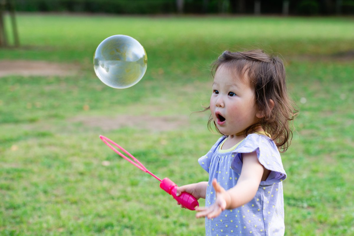 Включи девочки малыши. Мыльные пузыри. Дети и мыльные пузыри. Мальчик с мыльными пузырями. Мальчик и девочка с мыльными пузырями.