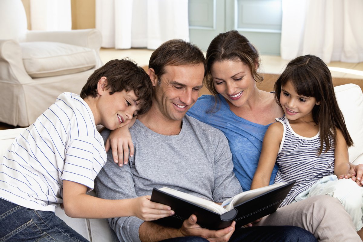 My parents at home. Семейное чтение. Родители и дети. Современная семья. Времяпровождение с семьей.