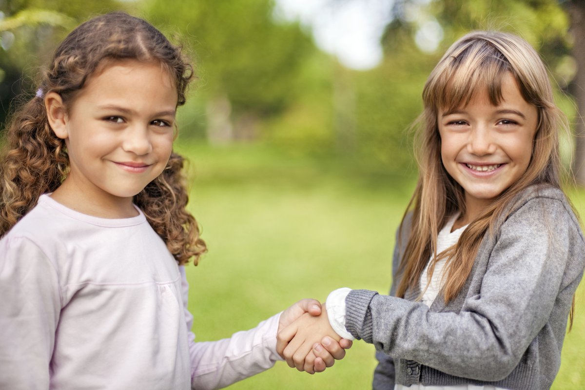 Childhood friend. Дети здороваются. Дружелюбный ребенок. Дети знакомятся друг с другом. Встреча детей.