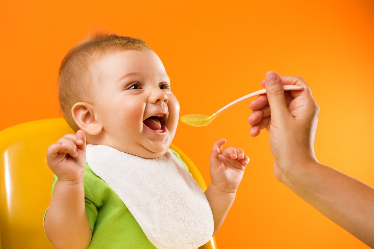 Baby is happy. Ребенок кушает. Детское питание. Малыш ест. Детский прикорм.